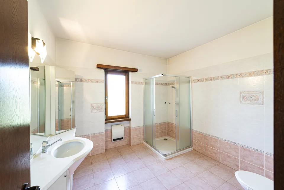 Casa bifamiliare con grande terreno edificabile – Foto 12 von 13
