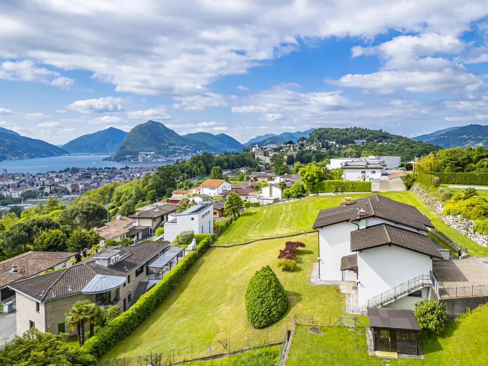 Casa bifamiliare con grande terreno edificabile