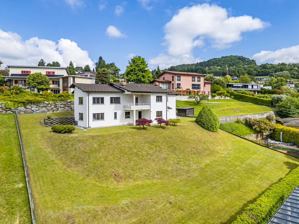 Casa bifamiliare con grande terreno edificabile