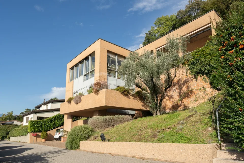 VILLA CON PISCINA E VISTA LAGO