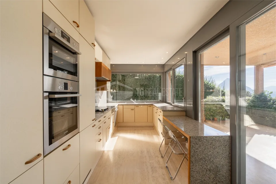 Villa avec piscine et vue sur le lac