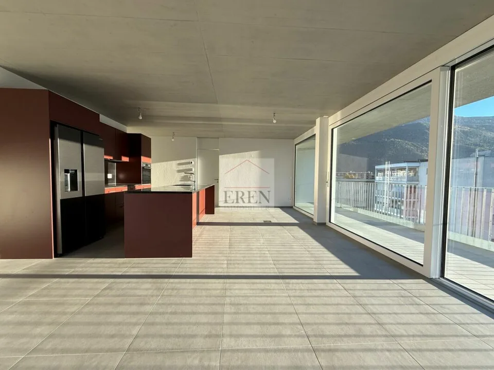 Superba mansarda di 4 locali con facciate vetrate e ampio balcone-terrazza panoramico di 45 m2