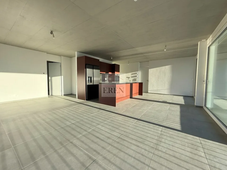 Superba mansarda di 4 locali con facciate vetrate e ampio balcone-terrazza panoramico di 45 m2