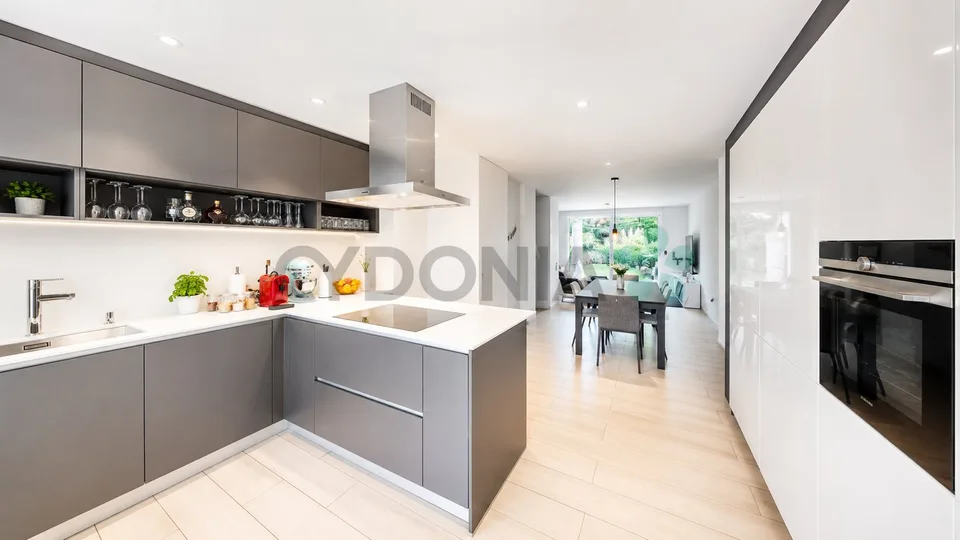Bella casa a schiera di 135 m², distribuita su tre piani, in una zona residenziale di Aire.
