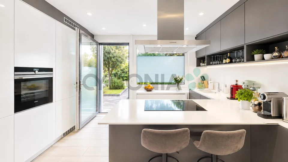 Belle maison mitoyenne d'une surface de 135 m² répartie sur trois étages, en zone résidentielle d'Aire.