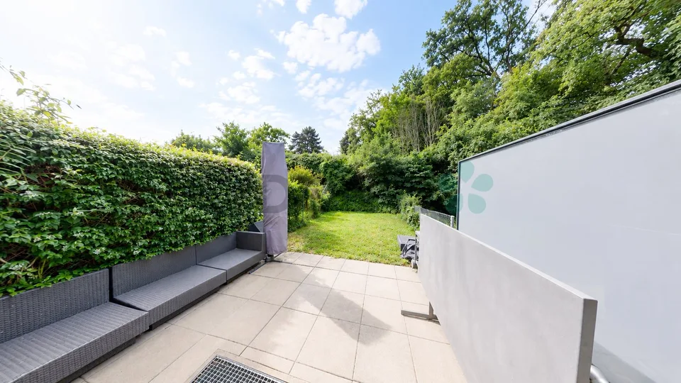 Bella casa a schiera di 135 m², distribuita su tre piani, in una zona residenziale di Aire.