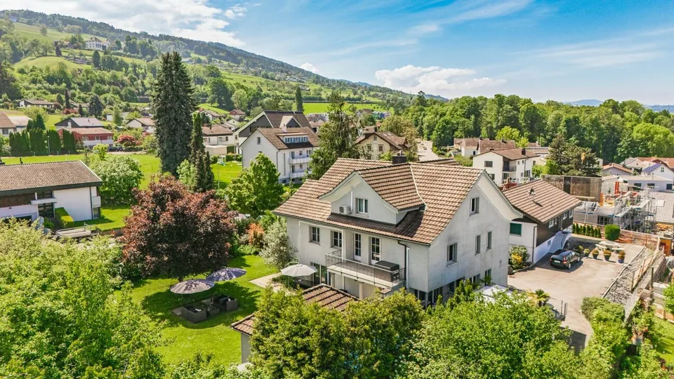 Villa di campagna di 7,5 locali con vista sul lago su un grande terreno