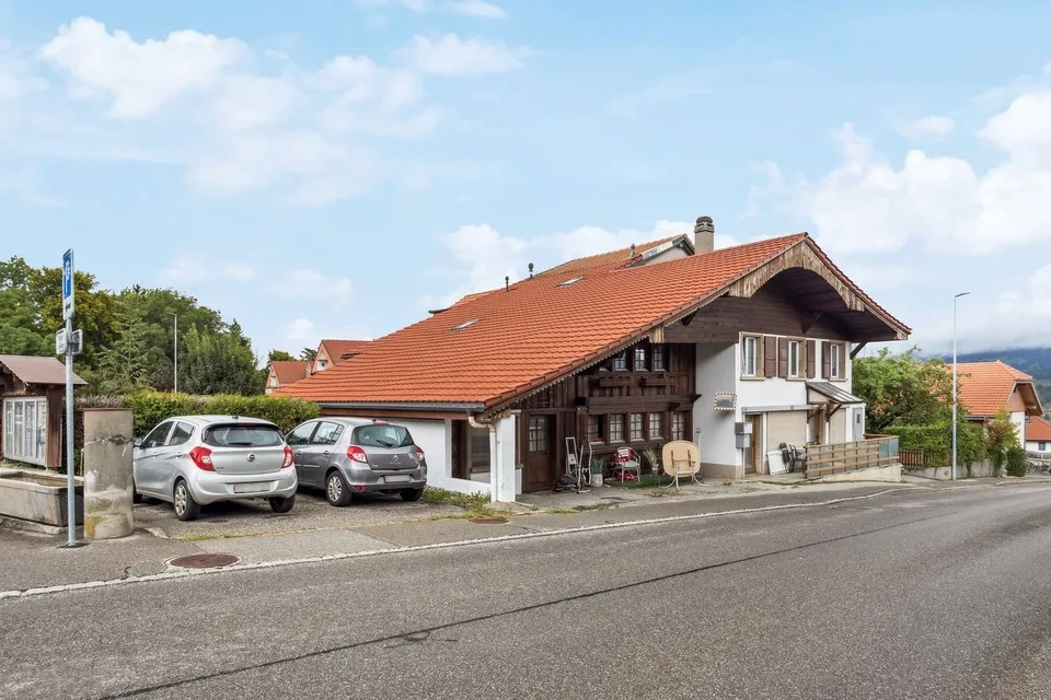 Propriété de 2 appartements et 1 local commercial au coeur de Sorens