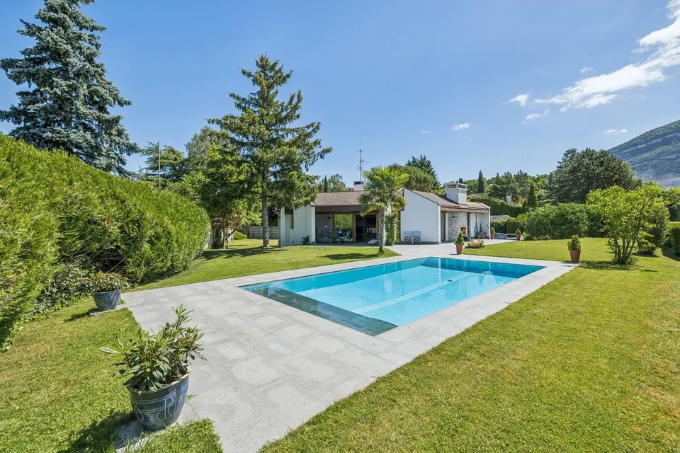 Villa d'architecte avec piscine et vue panoramique sur le Salève