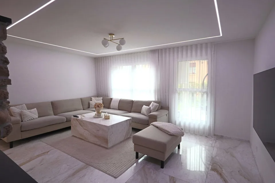 Appartamento giardino elegantemente ristrutturato con finiture di alta qualità e due aree giardino private