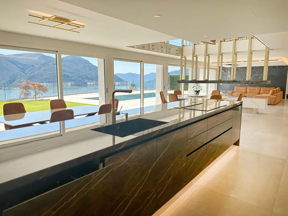 VILLA EXTRALUSSO CON IMPERDIBILE VISTA SULLE ISOLE DI BRISSAGO