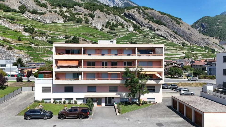 Lumineux appartement de 3,5 pièces rénové, offrant une surface brute de 79 m²
