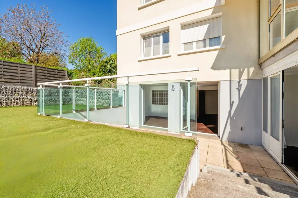 Appartement-terrasse de 4 pièces à Divonne-les-Bains – 92m2 - terrasse (76m2), parking, box fermé