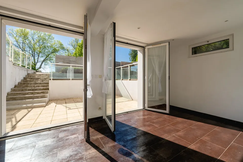 Appartement-terrasse de 4 pièces à Divonne-les-Bains – 92m2 - terrasse (76m2), parking, box fermé