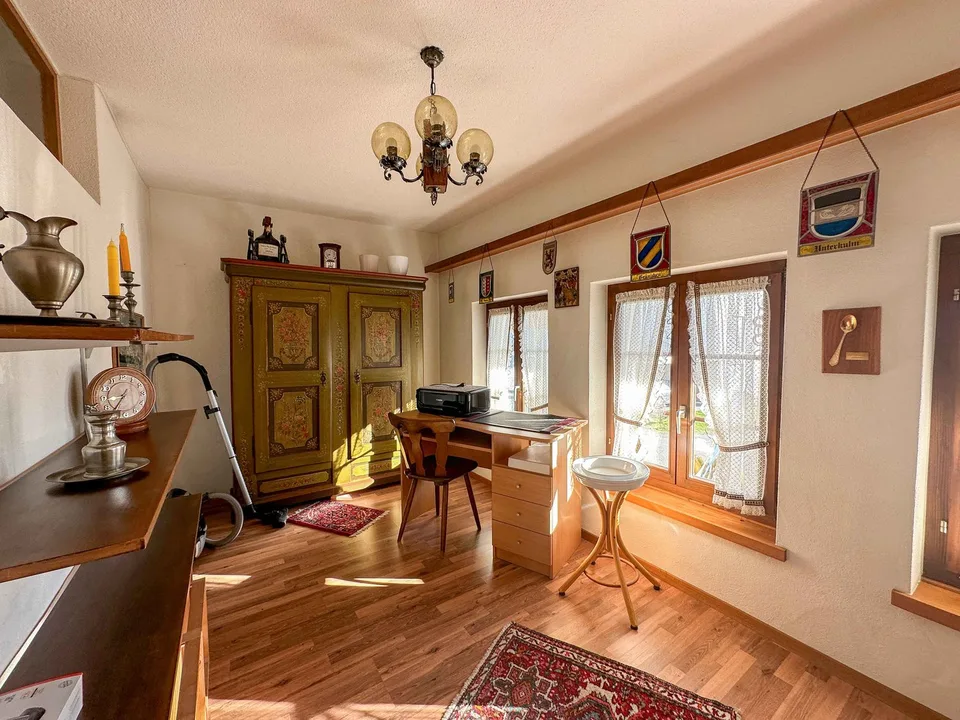 Casa a due famiglie attraente con potenziale di sviluppo nel cuore di Gränichen – foto 7 di 10