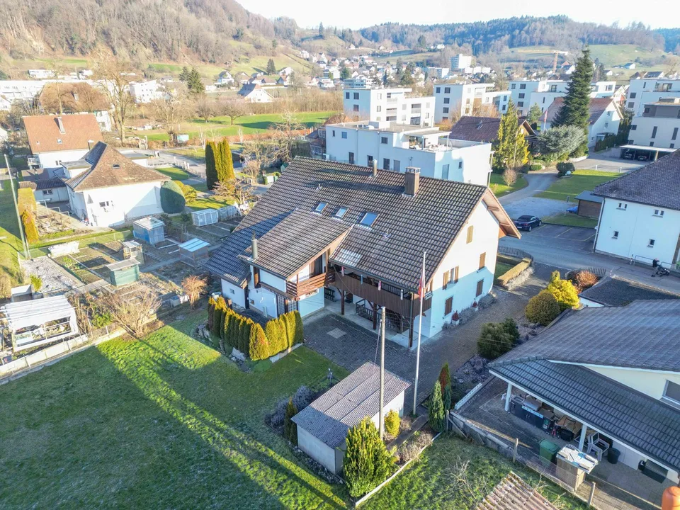 Casa a due famiglie attraente con potenziale di sviluppo nel cuore di Gränichen
