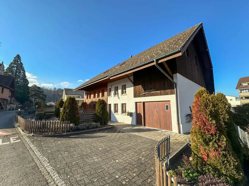 Attraktives Zweifamilienhaus mit Entwicklungspotential im Herzen von Gränichen