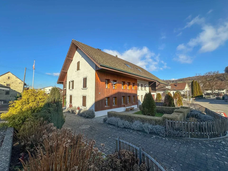 Casa a due famiglie attraente con potenziale di sviluppo nel cuore di Gränichen