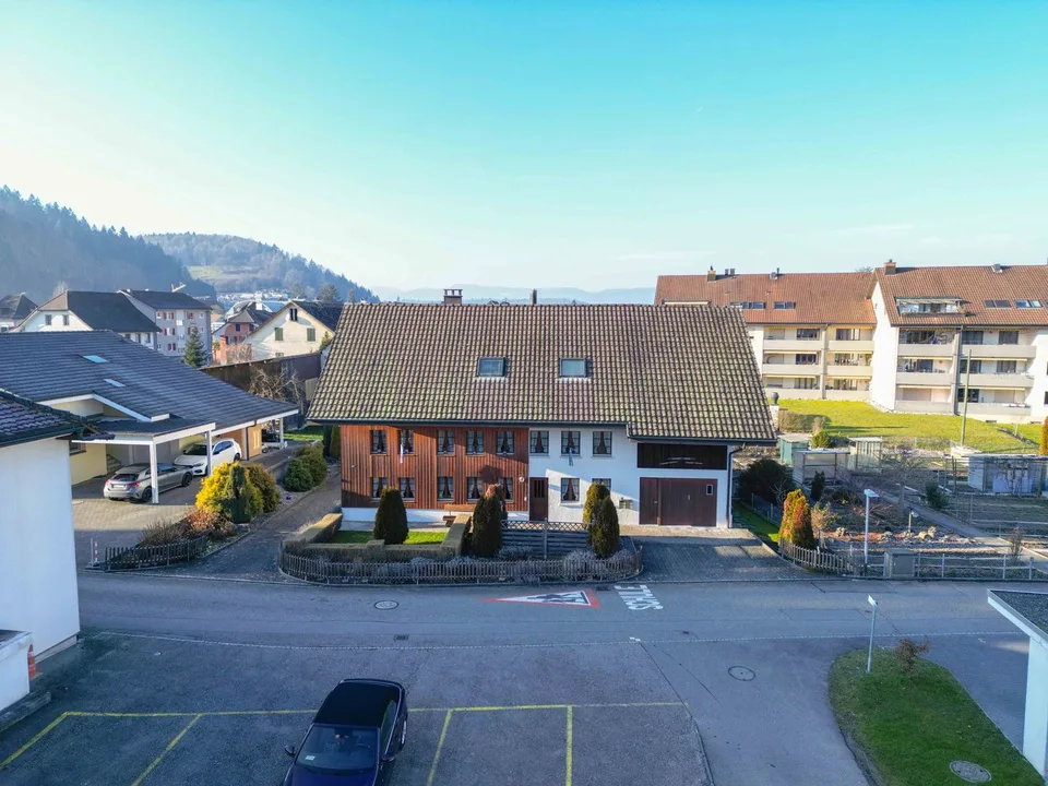 Casa a due famiglie attraente con potenziale di sviluppo nel cuore di Gränichen