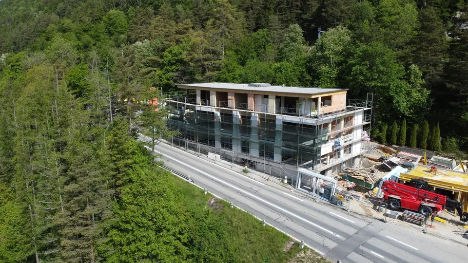 Appartement neuf de 2.5 pièces avec terrasse, en bordure de forêt.