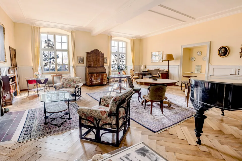 Geschichtsträchtiges Reiheneckhaus mit Einliegerwohnung