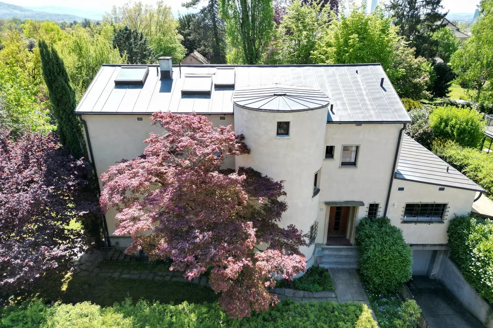 Terreno edificabile con proprietà esistente e potenziale di sviluppo in una posizione tranquilla a Riehen