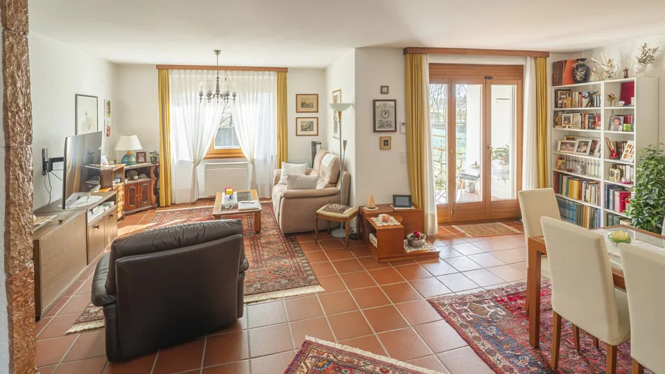 Casa dangolo con camino e piscina comune | Eckhaus mit Cheminée und G