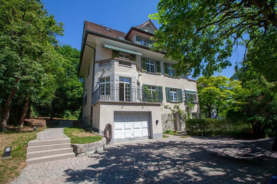 Erstvermietung: Repräsentative 4 ½-Zimmerwohnung mit eigenem Garten in historischer Zürichbergvilla