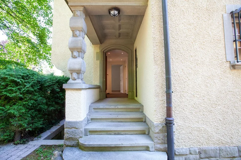 Erstvermietung: Repräsentative 4 ½-Zimmerwohnung mit eigenem Garten in historischer Zürichbergvilla