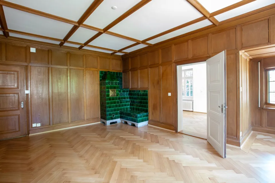 Erstvermietung: Repräsentative 4 ½-Zimmerwohnung mit eigenem Garten in historischer Zürichbergvilla