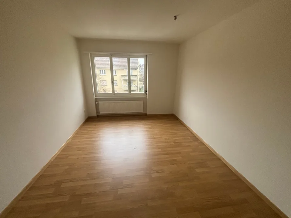 Appartamento di 4 camere in una posizione tranquilla e familiare a Brügg