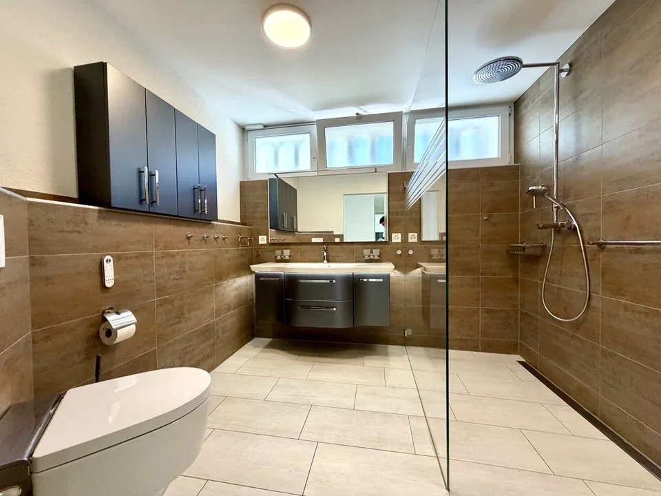 Im Dorfzentrum, ruhig, modern und Altersgerecht – Foto 5 von 7