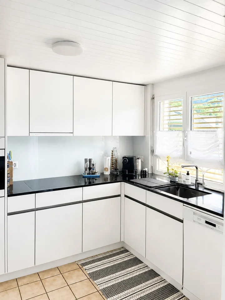 Appartamento mansardato originale di 3,5 locali con ampio balcone e soffitta privata
