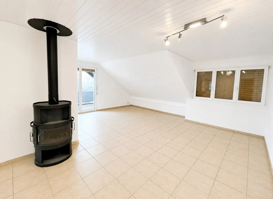 Appartamento mansardato originale di 3,5 locali con ampio balcone e soffitta privata