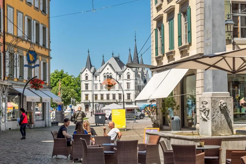 Adresse mit Präsenz am Seeufer