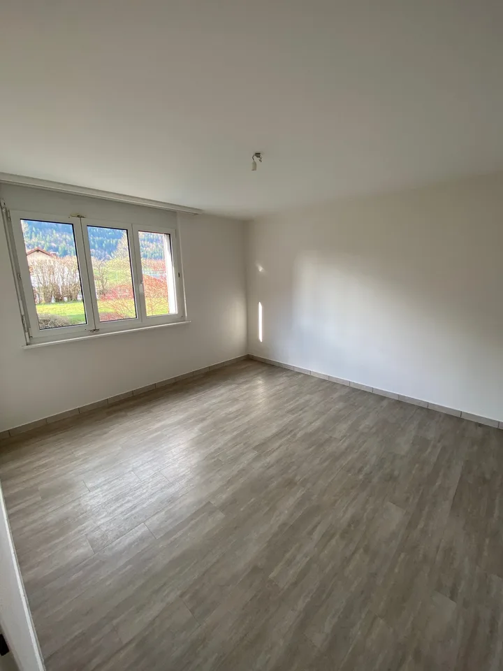 Prächtige 3.5-Zimmer-Wohnung im Erdgeschoss in Fleurier