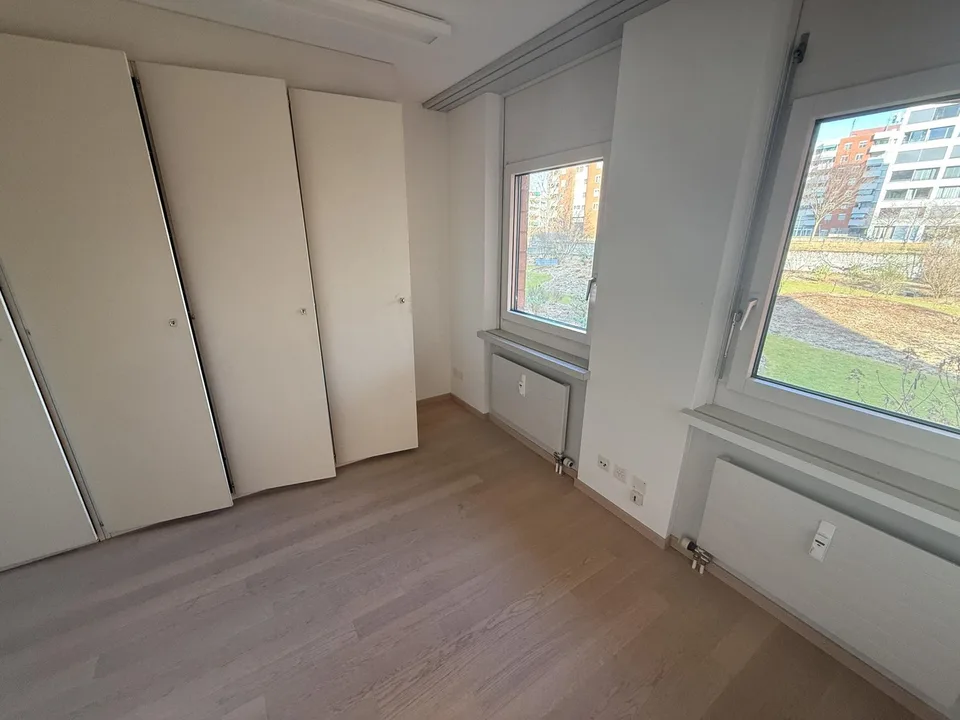 Helles Geschäftsobjekt / Praxisraum an Zentraler Lage (Claragraben)