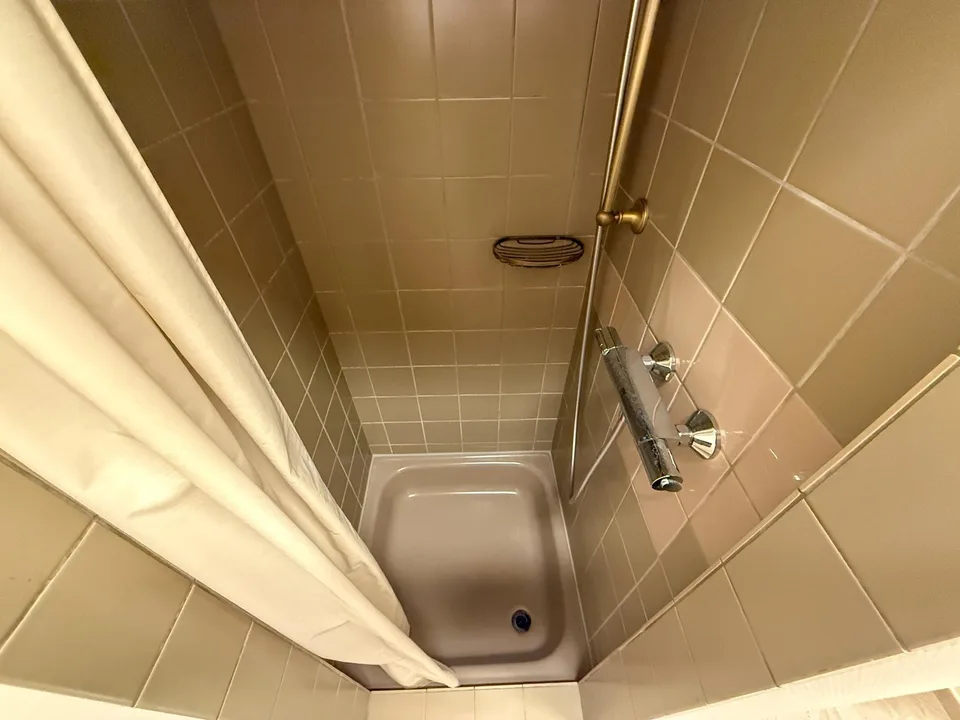 Objet commercial lumineux / salle de pratique au centre-ville (Claragraben) – photo 12 sur 13