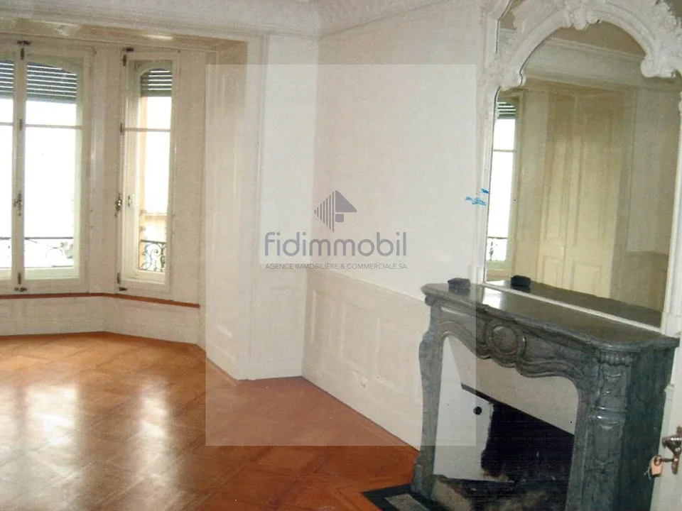 In una villa del principio del XX secolo, bel appartamento con fascino.