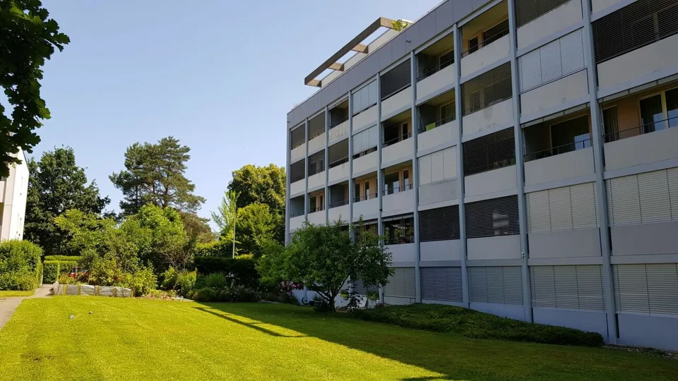 Exklusive, lichtdurchflutete Wohnung mit traumhaftem Ausblick ins Grüne und weitläufigem Balkon.