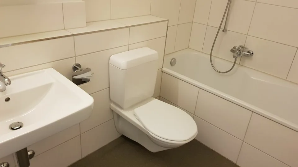 Exklusive, lichtdurchflutete Wohnung mit traumhaftem Ausblick ins Grüne und weitläufigem Balkon.