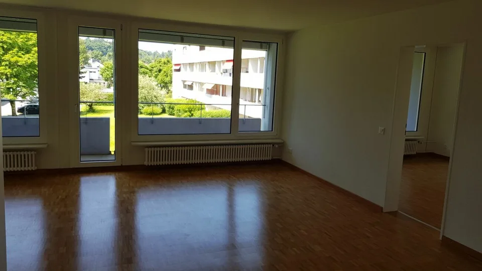 Exklusive, lichtdurchflutete Wohnung mit traumhaftem Ausblick ins Grüne und weitläufigem Balkon.