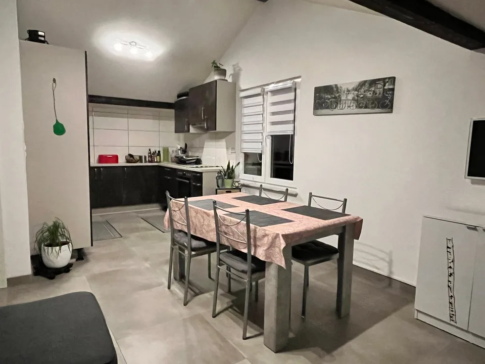 Zu vermieten hübsche Wohnung in einem kleinen Gebäude