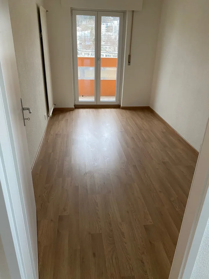 Helles 3-Zimmer-Wohnung mit Balkon im 6. Stock – La Chaux-de-Fonds