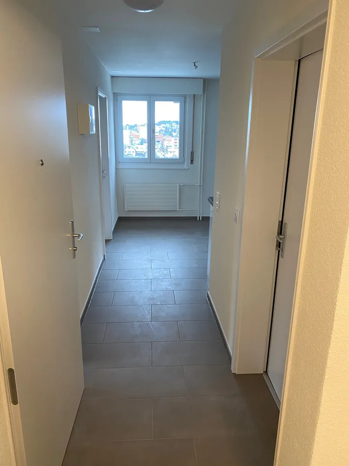Helles 3-Zimmer-Wohnung mit Balkon im 6. Stock – La Chaux-de-Fonds