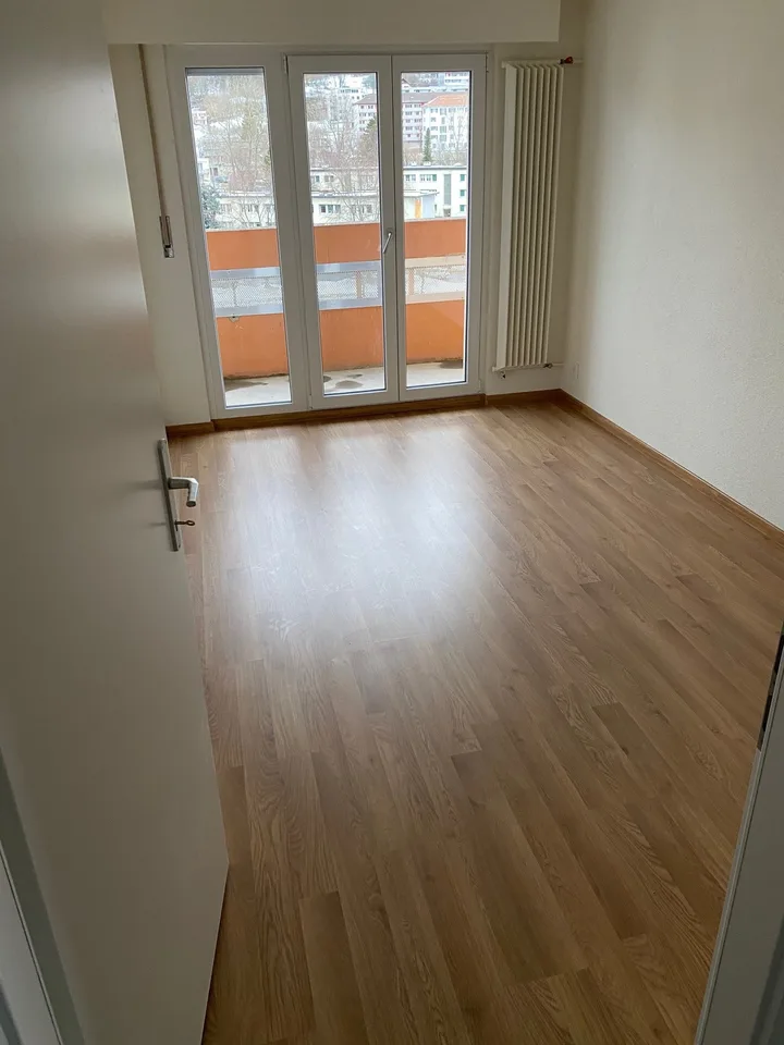 Helles 3-Zimmer-Wohnung mit Balkon im 6. Stock – La Chaux-de-Fonds