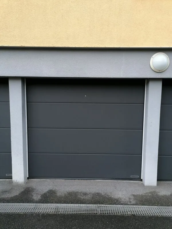 Einstellplatz in kleiner Garage mit lediglich 4 Fahrzeugen