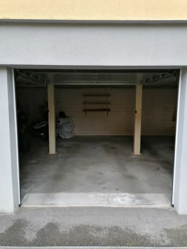 Place de stationnement dans un petit garage avec seulement 4 véhicules