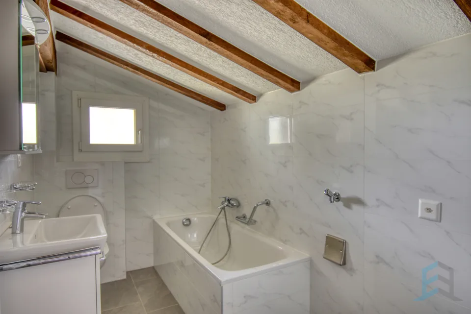 A LOUER Bel appartement rénové de 3 ½ pièces au dernier étage – Foto 6 von 13