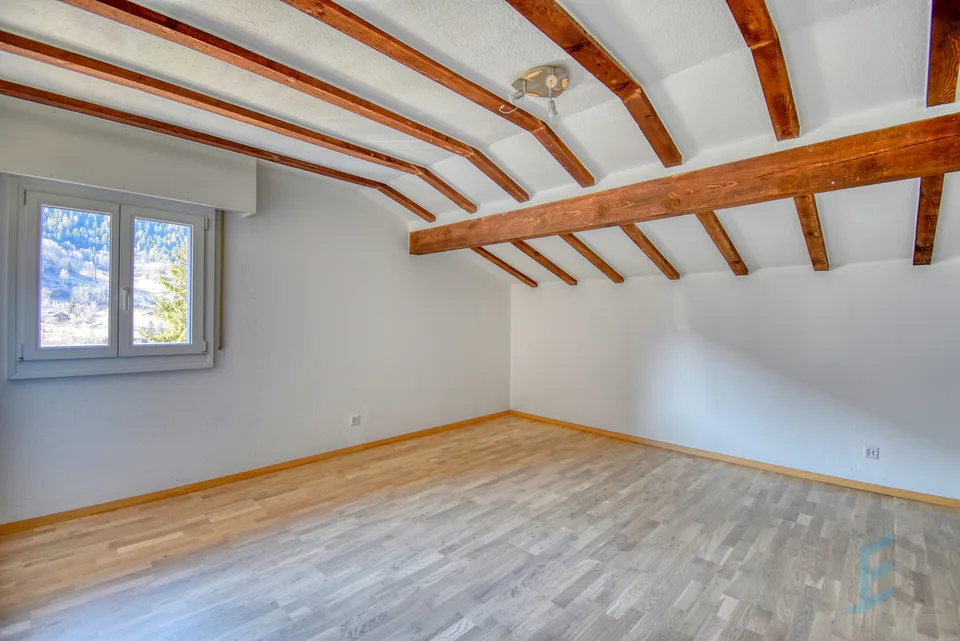 A LOUER Bel appartement rénové de 3 ½ pièces au dernier étage